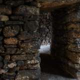 L�interno, composto da cunicoli, varchi e nicchie, d� l�idea di una grotta oscura
